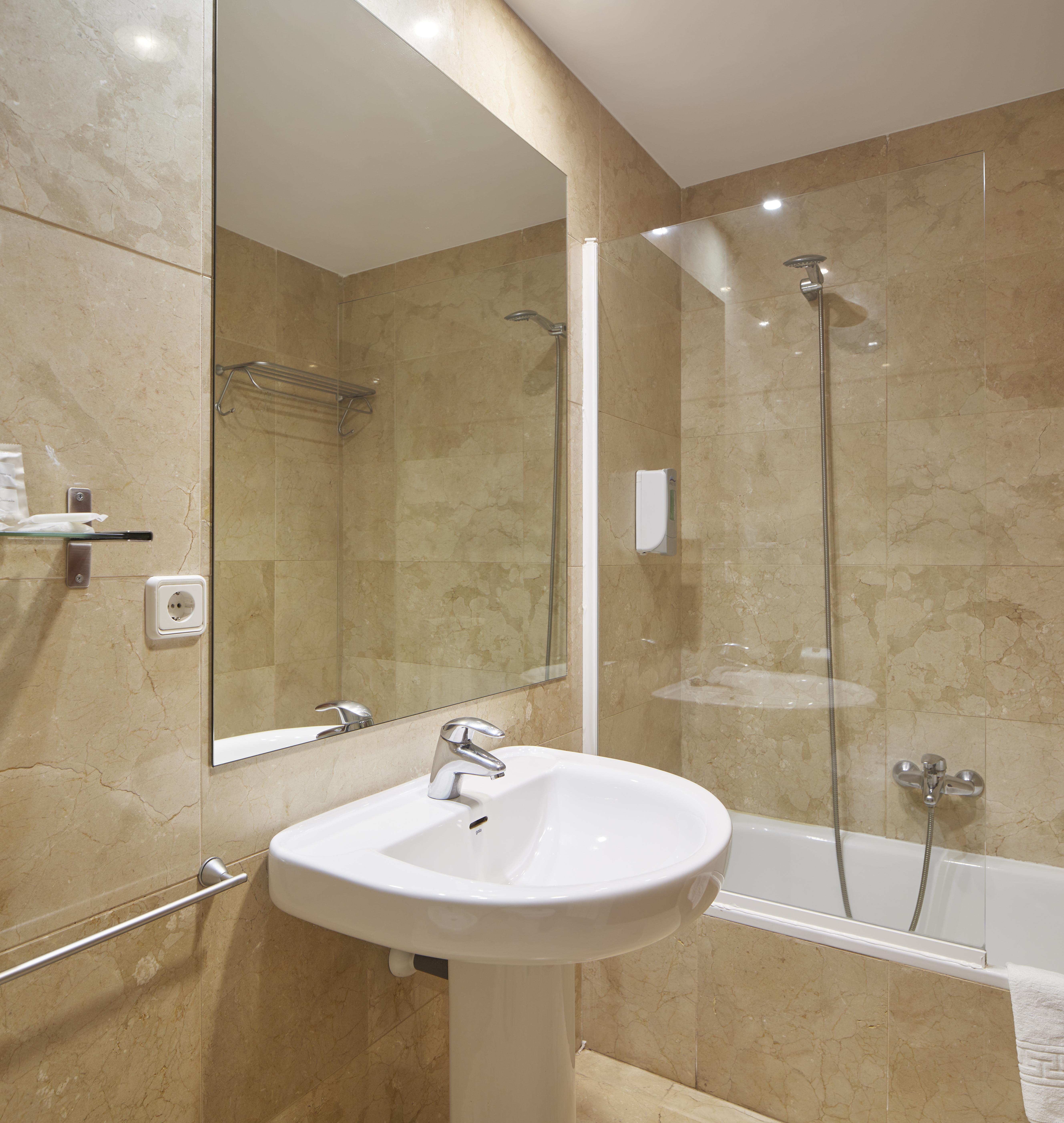 Iraipe Logrono Hotel ภายนอก รูปภาพ